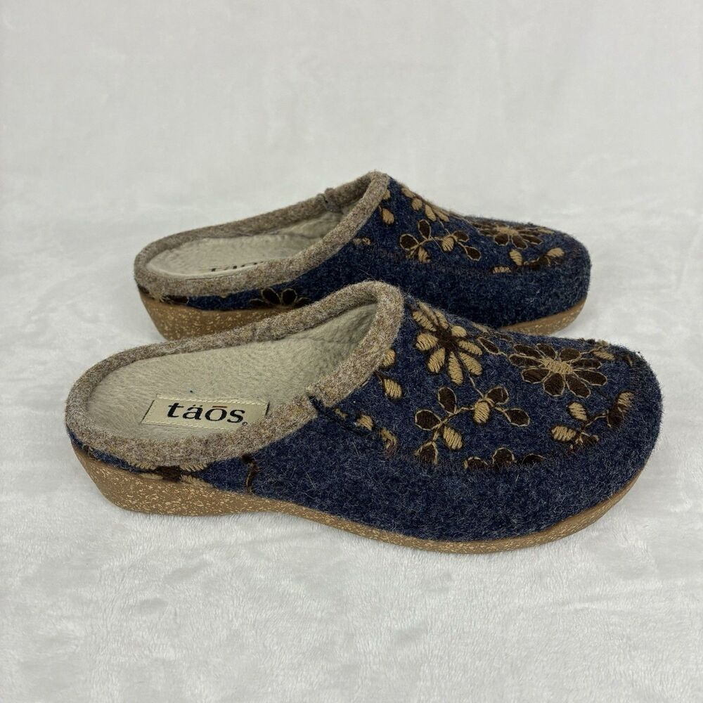 Taos Woolderness 2 Wool Clogs Women’s Size 38 US 7.5 Navy Floral Embroidered - Picture 2 of 13
